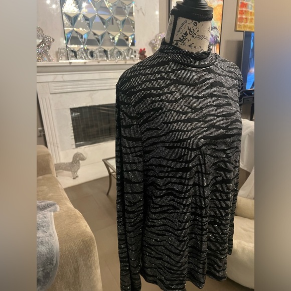 🆕 Beautiful and Sparkly ~ A Love Story Black/Silver Zebra Top - Picture 8 of 15